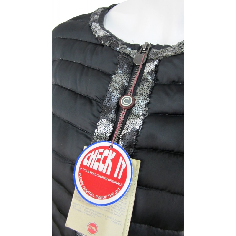 Woman down jacket with zip border in contrast with paillets.