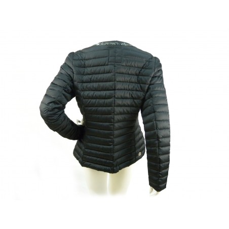 Woman down jacket with zip border in contrast with paillets.