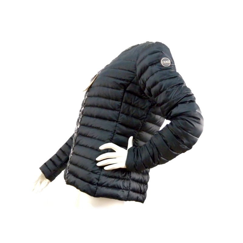 Woman down jacket with zip border in contrast with paillets.