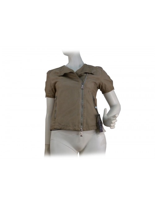 Giacca donna modello slim mezza manica, chiusura asimmetrica Giacca donna modello slim mezza manica, chiusura asimmetrica