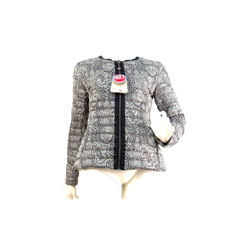 Woman down jacket with zip border in contrast with paillets. Woman down jacket with zip border in contrast with paillets.