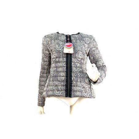 Woman down jacket with zip border in contrast with paillets. Woman down jacket with zip border in contrast with paillets.