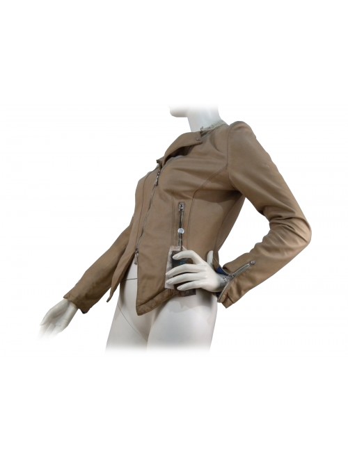 Giacca donna slim corta con chiusura asimmetrica e decoro