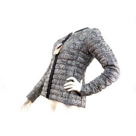 Woman down jacket with zip border in contrast with paillets.