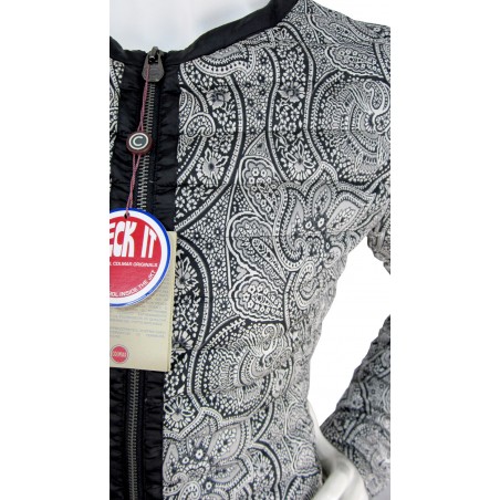 Woman down jacket with zip border in contrast with paillets.