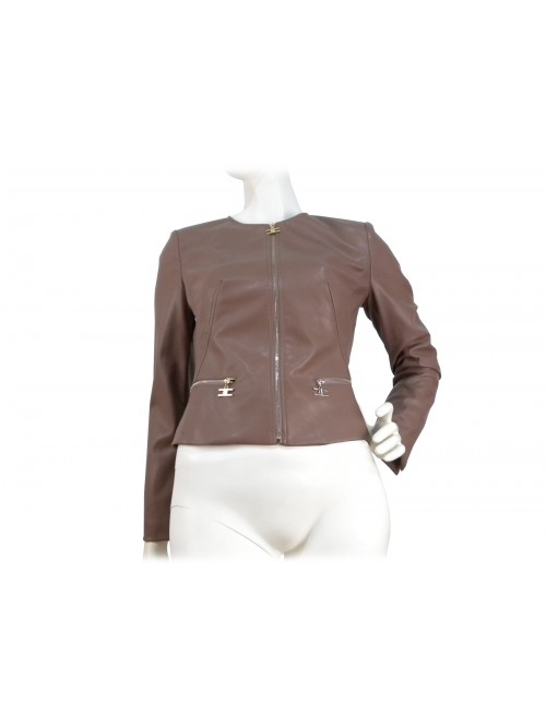 Giacca donna sfiancata chanel con chiusura centrale e tasche laterali Giacca donna sfiancata chanel con chiusura centrale e tasche laterali