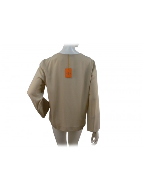 Open woman shirt, flared with wide sleeves.