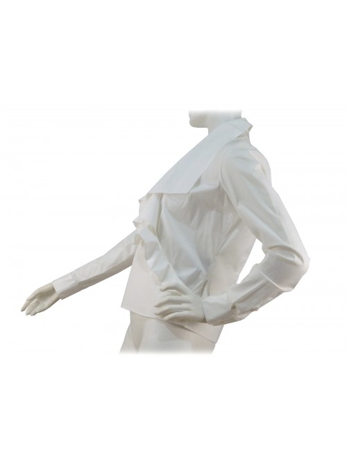 Woman shirt with particular collar and closure, single button on the side