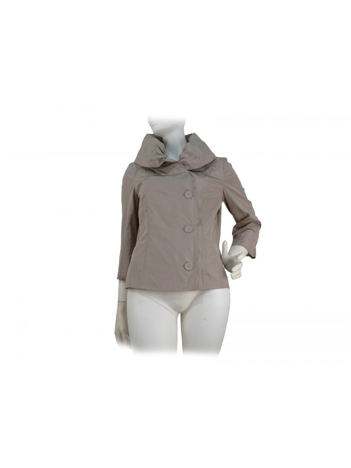 Giacca donna collo alto sfiancata, manica 3/4, chiusura laterale Giacca donna collo alto sfiancata, manica 3/4, chiusura laterale