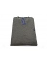 Maglia uomo modello Slim Fit, collo a V.