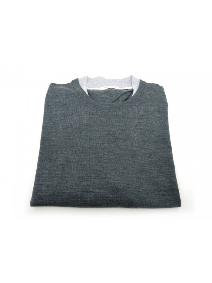 Men's shirt with double-layer contrast collar. Men's shirt with double-layer contrast collar.