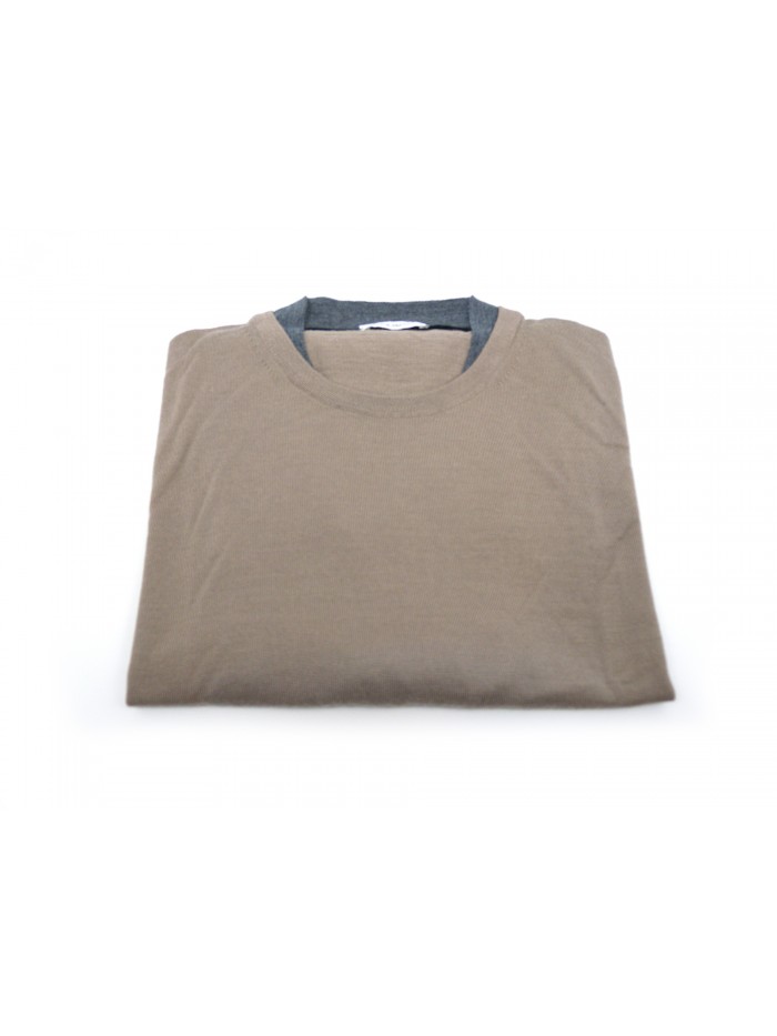 Men's shirt with double-layer contrast collar. Men's shirt with double-layer contrast collar.