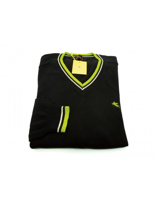 Maglia uomo classica, modello collo a V profondo, righini su polsino e collo. Maglia uomo classica, modello collo a V profondo, righini su polsino e collo.