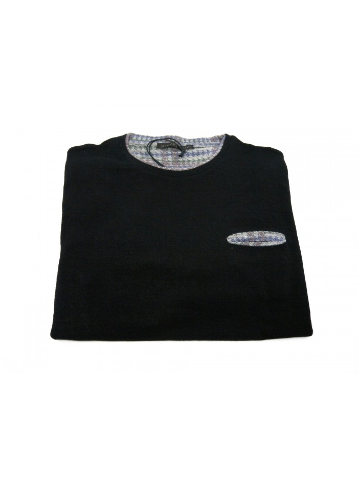 Maglia uomo classica, modello giro collo a fasce con taschino petto, interno fantasia Pied de Poule. Maglia uomo classica, modello giro collo a fasce con taschino petto, interno fantasia Pied de Poule.