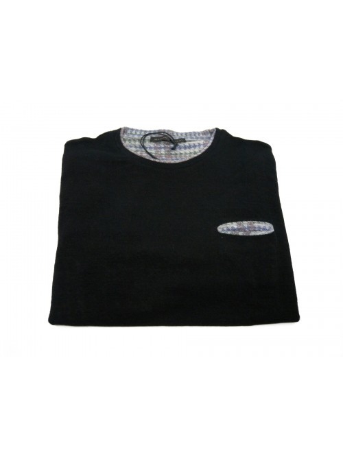 Maglia uomo classica, modello giro collo a fasce con taschino petto, interno fantasia Pied de Poule. Maglia uomo classica, modello giro collo a fasce con taschino petto, interno fantasia Pied de Poule.