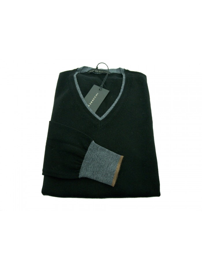 Maglia uomo classica, modello giro collo con righino a contrasto su collo e polsini grigio. Maglia uomo classica, modello giro collo con righino a contrasto su collo e polsini grigio.