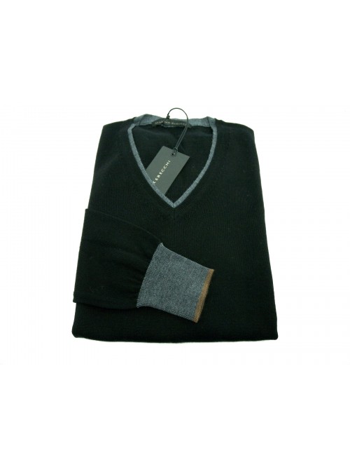 Maglia uomo classica, modello giro collo con righino a contrasto su collo e polsini grigio. Maglia uomo classica, modello giro collo con righino a contrasto su collo e polsini grigio.