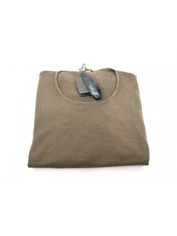 Classic men's sweater, model of the madonna model. Classic men's sweater, model of the madonna model.