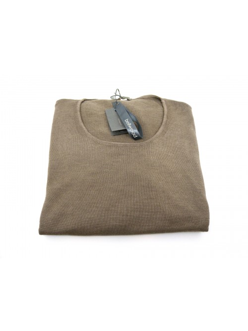 Classic men's sweater, model of the madonna model. Classic men's sweater, model of the madonna model.