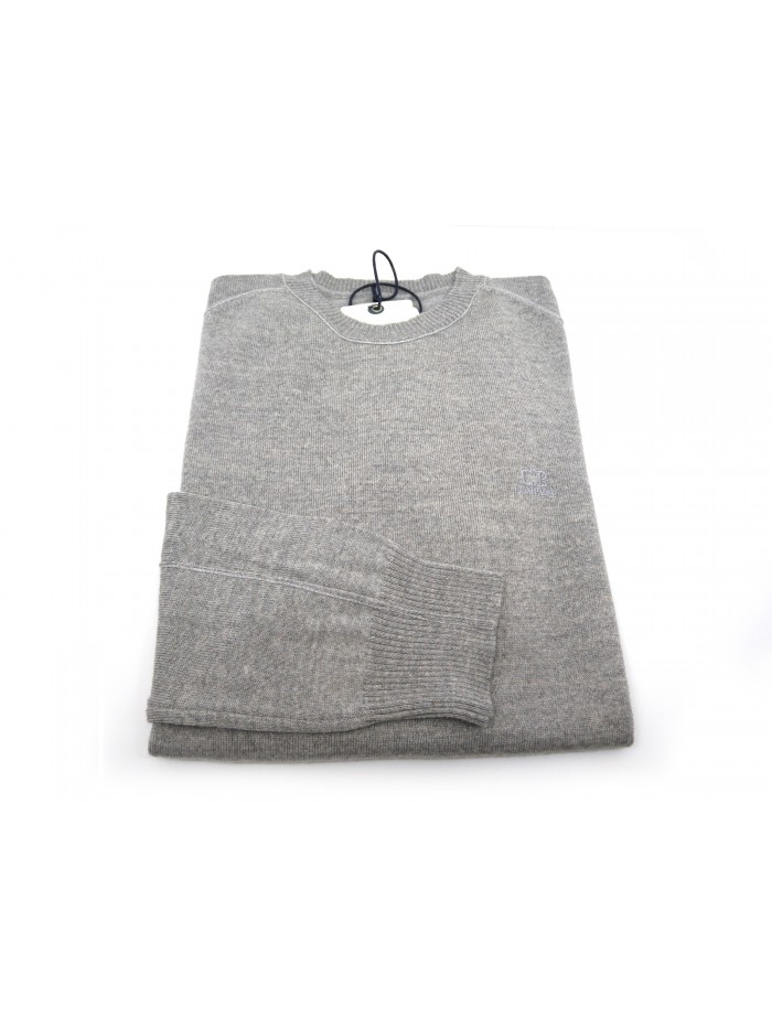 Classic men's jersey, sporty shoulder lap.