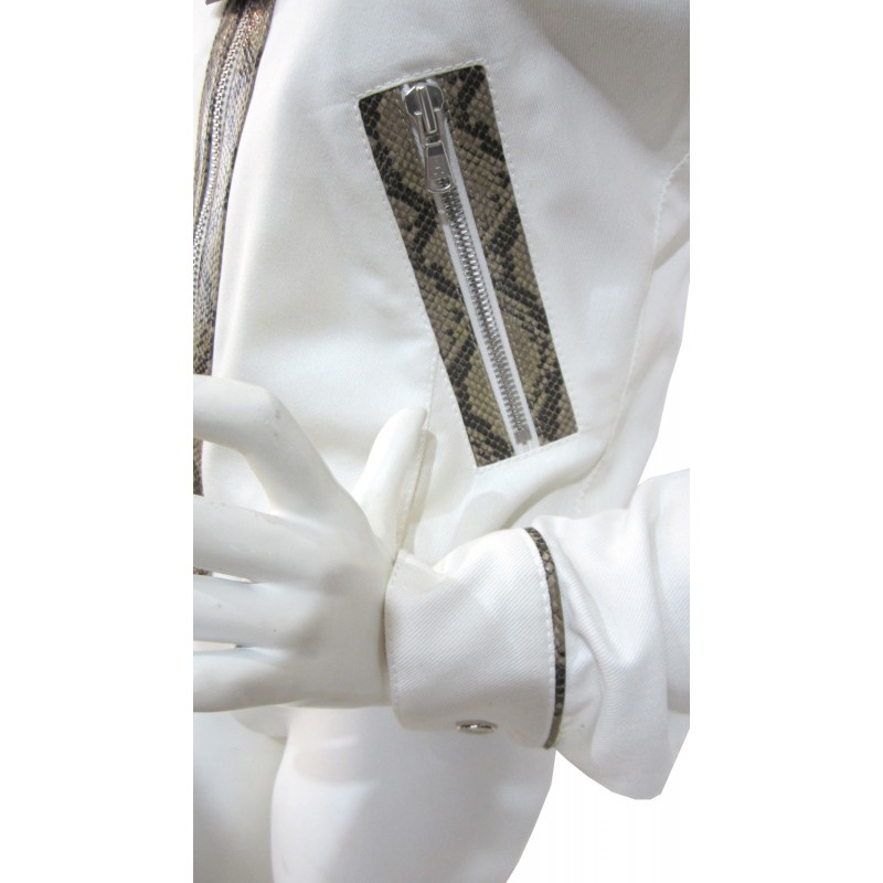 Short slim woman jacket with animalier contrast zip.