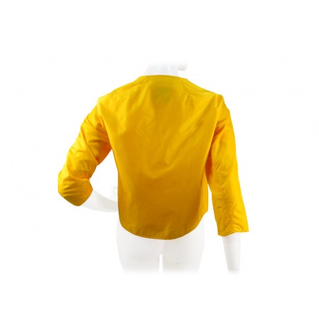 Short double-breasted Aba woman jacket round neck with visible pockets.