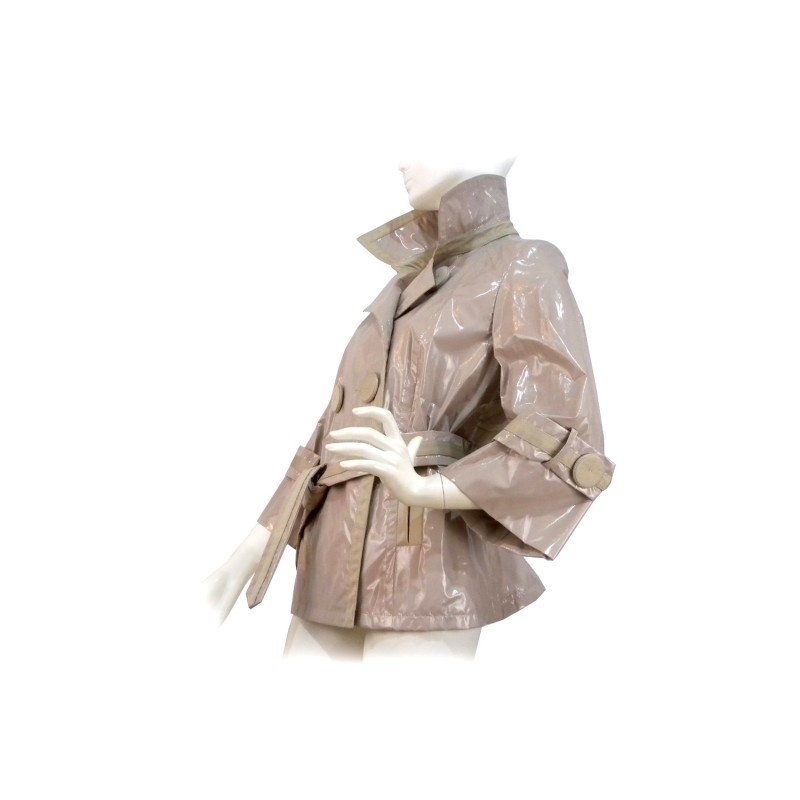 Double breasted women's jacket with 2 belt pockets and wide buttons with contrasting fabric.