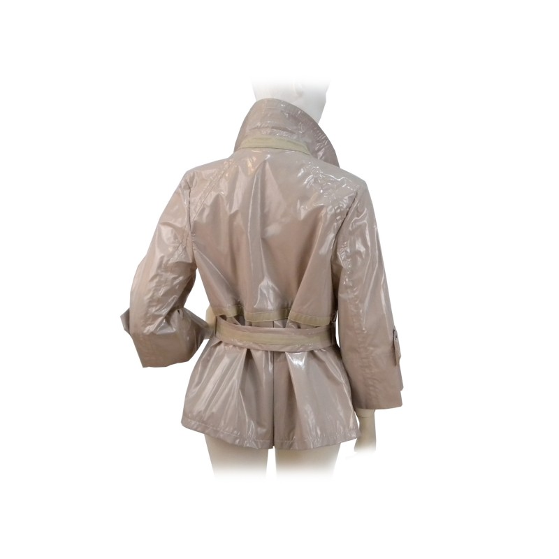 Double breasted women's jacket with 2 belt pockets and wide buttons with contrasting fabric.