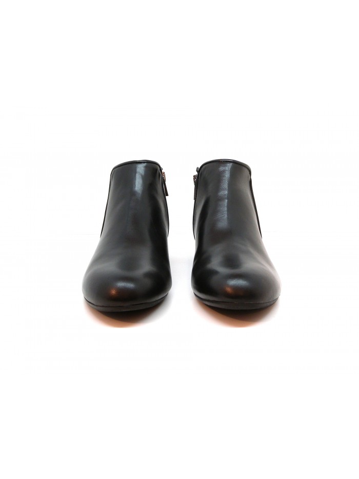 Woman shoe Mod. P12 Nappa, brushed leather, side closure with zip.