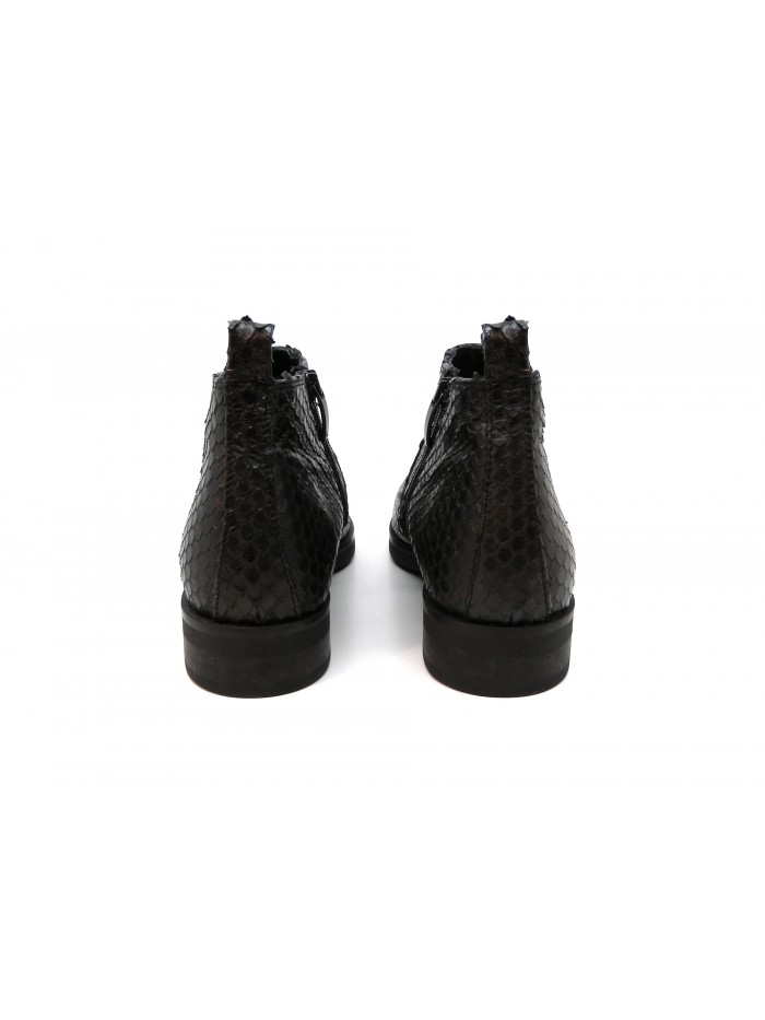 Woman shoe art. 2846 Lamè Nero, brushed leather with a scaled effect, side closure with zip, model with narrow tip.