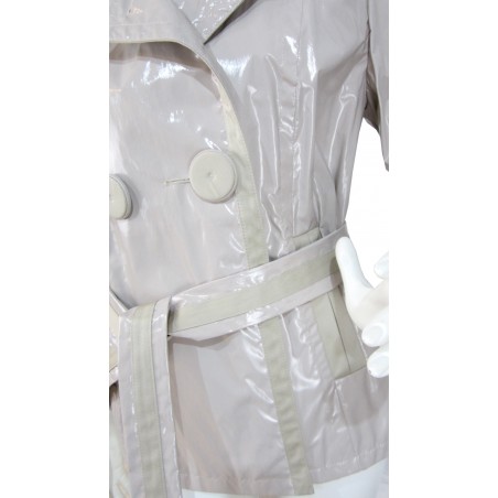 Double breasted women's jacket with 2 belt pockets and wide buttons with contrasting fabric.