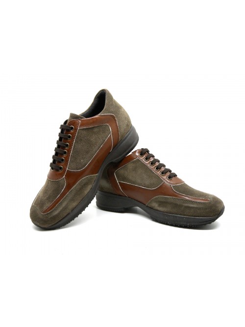 Mod. 3031 women's lace-up shoe with rubber sole, round toe, suede leather with contrast in Made in Italy patent leather.