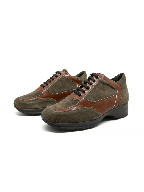 Mod. 3031 women's lace-up shoe with rubber sole, round toe, suede leather with contrast in Made in Italy patent leather.