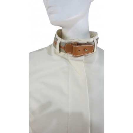 Giacca Donna slim corta con collo alto e cinta a contrasto in pelle.