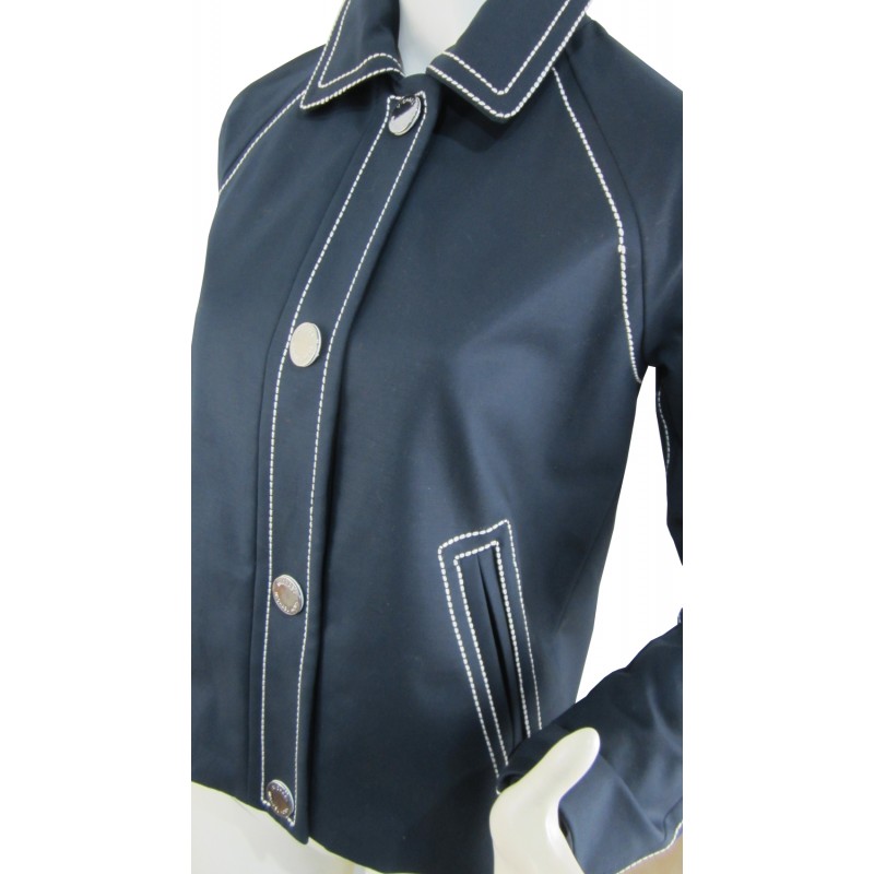 Short jacket woman shirt collar 2 pockets with stitching at sight with silver contrast buttons and white visible stitching.