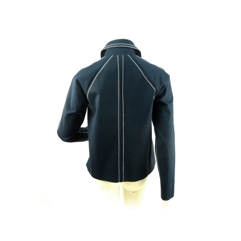 Giacca Donna corta collo modello camicia 2 tasche a vista impuntura con bottoni a contrasto silver e cuciture a vista bianche.