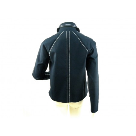 Short jacket woman shirt collar 2 pockets with stitching at sight with silver contrast buttons and white visible stitching.