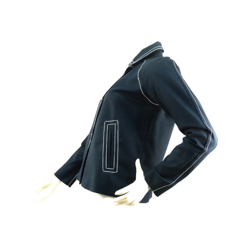 Short jacket woman shirt collar 2 pockets with stitching at sight with silver contrast buttons and white visible stitching.