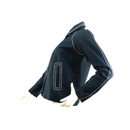 Short jacket woman shirt collar 2 pockets with stitching at sight with silver contrast buttons and white visible stitching.